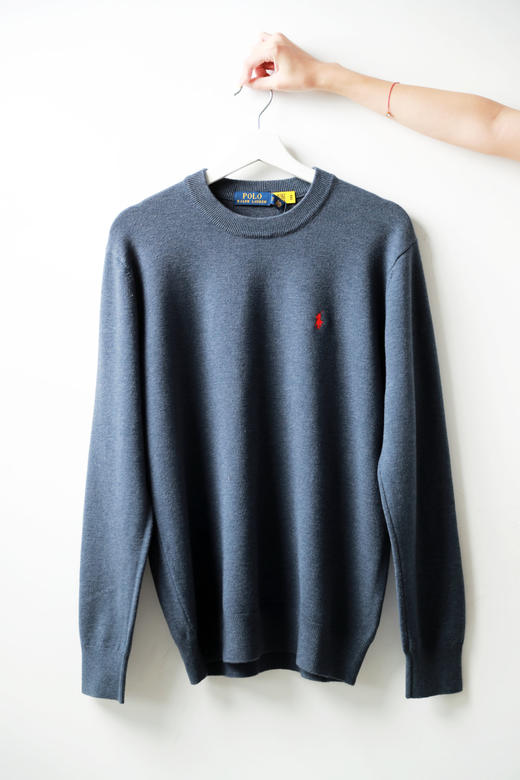 清冷感气质毛衣。小标刺绣基础款纯色圆领正肩长袖针织衫A111988 商品图9