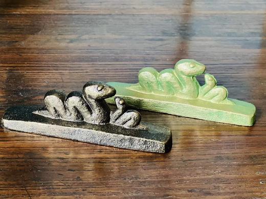 重点推荐：蛇年镇纸，98元。
 
新年推出生肖镇纸是本堂的老规矩，继以往几年推出羊、鸡、猴、狗、猪、鼠、牛、虎、兔和龙之后，今年继续推出蛇年镇纸。如此十二生肖镇纸已经提供11 商品图1