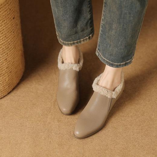 【预售5天】新款气质毛毛绒棉鞋保暖羊羔毛尖头粗跟复古短靴女冬及踝靴LG&309-1055 商品图3