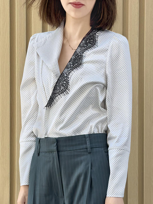 TYNVIE 不对称蕾丝领口长袖衬衫-白底黑点 商品图4
