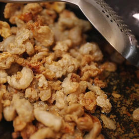 【有机土黑猪的猪板油】好油来自好猪~  连续14年有机认证 30000亩高山放养黑士猪，散养365天以上，一年四季不下山