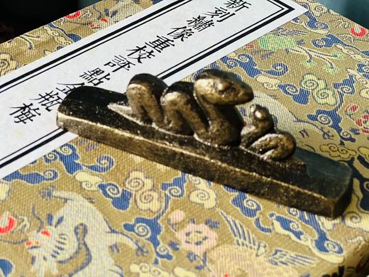 重点推荐：蛇年镇纸，98元。
 
新年推出生肖镇纸是本堂的老规矩，继以往几年推出羊、鸡、猴、狗、猪、鼠、牛、虎、兔和龙之后，今年继续推出蛇年镇纸。如此十二生肖镇纸已经提供11 商品图2