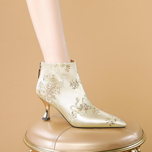 【预售5天】真丝刺绣高跟短靴女秋冬新款民族风绣花鞋尖头细跟显瘦裸靴ALS&2447-1 商品图0