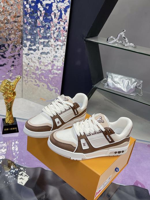 原版开发 市场天花板级  LV Trainer Maxi运动鞋 新配色太好看了，复古与时尚的完美融合 ，无论是搭配休闲牛仔裤还是简约的运动装，都能轻松营造出时尚且高级的氛围感 商品图2