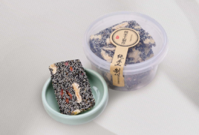 手工制作核桃芝麻枸杞片