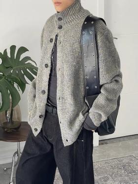 谁的衣柜里还没有一件灰色开衫毛衣！