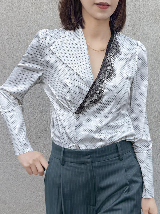 TYNVIE 不对称蕾丝领口长袖衬衫-白底黑点 商品图3