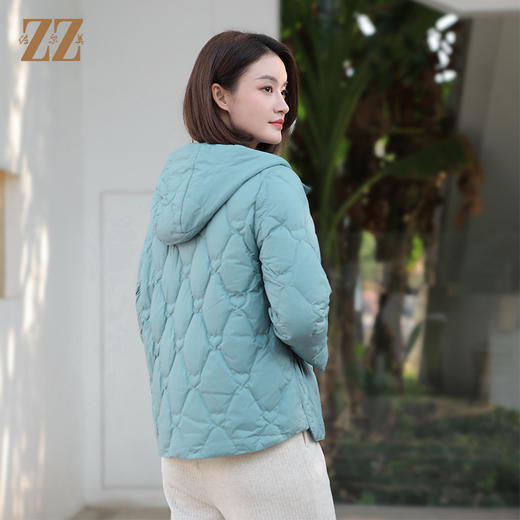 佐尔美冬季新款短款减龄连帽保暖菱形格羽绒服外套女E34YY06 商品图4