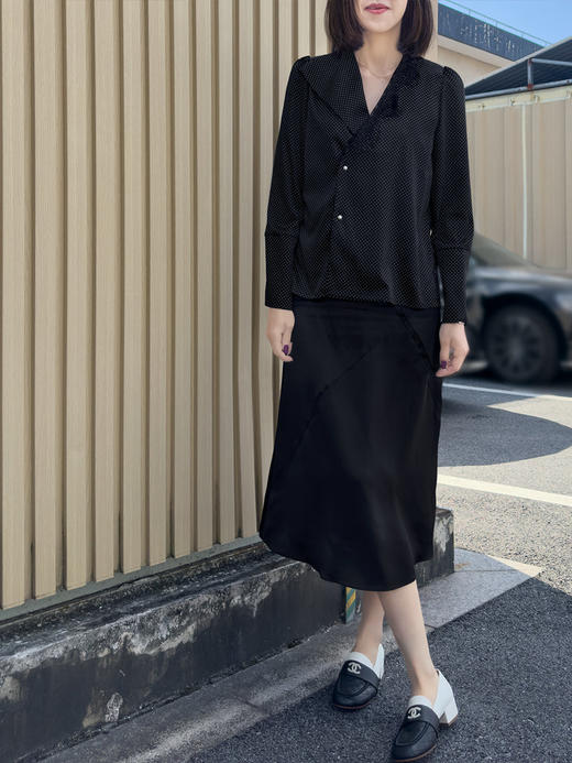 TYNVIE 不对称蕾丝领口长袖衬衫-黑底白点 商品图11