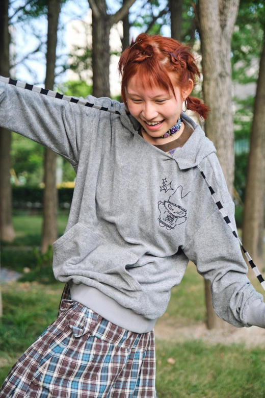 “有钱”猫刺绣连帽卫衣 商品图0