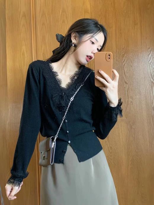 <曾小咸推荐>蕾丝边拼接V领长袖 日常139/件 活动价89.99！【预售款，预计3-15天发货】 商品图1