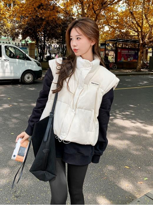 胸口皮标马甲羽绒服】🔹降温太合适穿了!79.9的羽绒马甲 🌟 一定要抢!季节交替时非常实用! ✅ 90%白鸭绒填充羽绒 马甲]🌻 商品图1