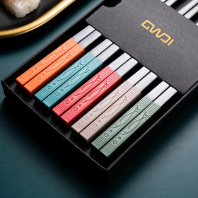 【五色分餐！一人一“筷”】五彩分餐箸，健康从此拥有；防滑颗粒设计，好夹不打滑；耐高温洗消毒，卫生不用愁；送礼自用两相宜，客满多合金筷子！HLY