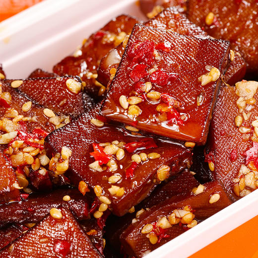 【美味零食 |思乡山鲜拌酱干香辣味 200g*3盒装 】鲜卤工艺现拌锁鲜，豆干慢卤入味豆香浓郁，加上秘制调料包，椒香辣爽过瘾，摇一摇30秒美味速成。食品类下单后不支持退款！ 商品图1