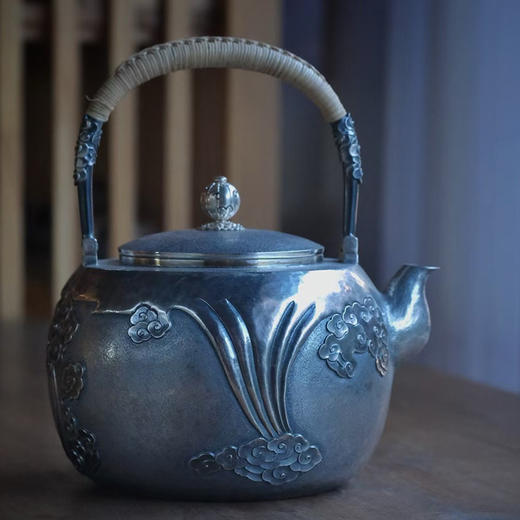 《祥云》高工银壶，纯手工锻打口打出，塹刻工艺 商品图0