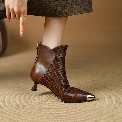 【预售5天】秋冬新款复古尖头粗跟时装靴编织羊皮金属铁头中跟小跟短靴女DB&M5997 商品图0