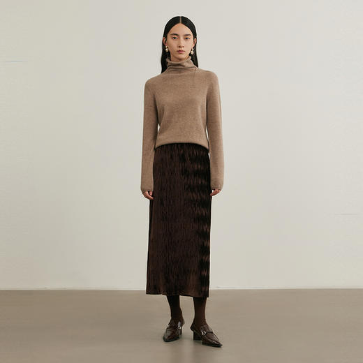 NEELLY纳俪商场同款冬季新款法式深色半身裙女压褶质感百搭针织裙N24105E01119 商品图2