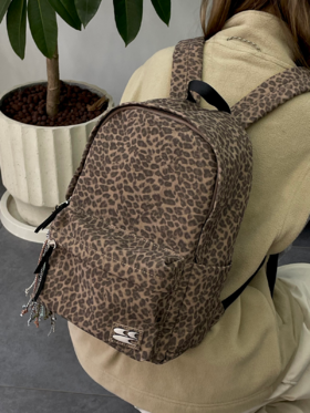 亚亚的豹纹双肩包