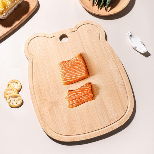 【小熊木质砧板，家厨必备】厨房新手必备客满多砧板，小熊造型，防溢凹槽，竹木加厚材质，让你从此告别菜板滑动。轻便易携，实木切菜板，切水果的好帮手，家用必备之良品！ 商品图2
