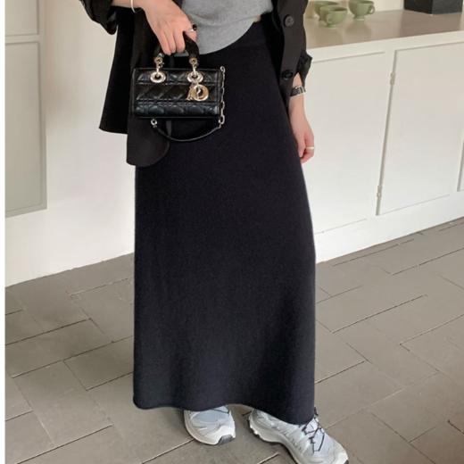 纯色直筒后开叉仿羊绒半身裙N503  十色可选百搭；佐姿莎 休闲气质兼具，轻松搭配御姐味道，下摆开叉设计，洋气高级显瘦；加密加厚仿羊绒，580g将近1.2斤的重量，软糯厚实保暖 商品图3