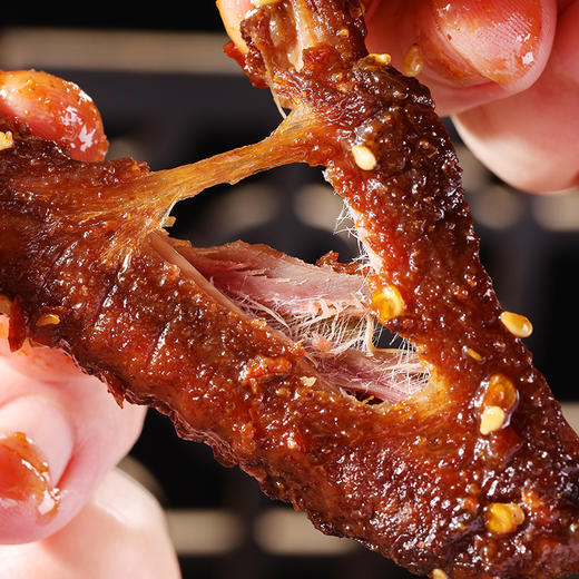 【美味零食 |馋小乖鸭翅中+鸭翅尖香辣味100g*4包装】两种食材各2包，开袋即食 翅中香辣饱满皮薄肉多，翅尖肉质紧实，辣味重建议成人食用，不吃辣者慎拍！食品类下单后不支持退款！ 商品图9