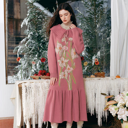 两三事花漾甜情2024冬新款甜美镂空大翻领大花毛巾绣毛衣裙连衣裙 商品图3