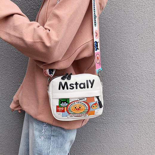 【超可爱的造型，纯色简约设计，可爱度max！】搞怪丑萌小包包 新款卡通可爱涂鸦小方包 纯色简约单肩斜挎包-QQ 商品图3