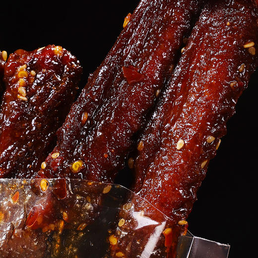 【美味零食 |馋小乖鸭翅中+鸭翅尖香辣味100g*4包装】两种食材各2包，开袋即食 翅中香辣饱满皮薄肉多，翅尖肉质紧实，辣味重建议成人食用，不吃辣者慎拍！食品类下单后不支持退款！ 商品图6