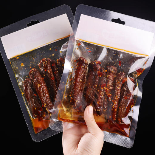 【美味零食 |馋小乖鸭翅中+鸭翅尖香辣味100g*4包装】两种食材各2包，开袋即食 翅中香辣饱满皮薄肉多，翅尖肉质紧实，辣味重建议成人食用，不吃辣者慎拍！食品类下单后不支持退款！ 商品图12