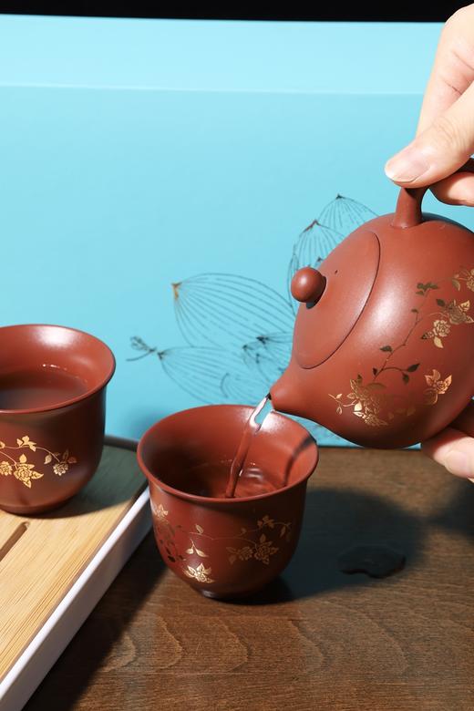 紫砂缠枝莲花一壶两杯套组， 细腻优质朱泥，鎏金缠枝莲贴花工艺【G】 商品图5