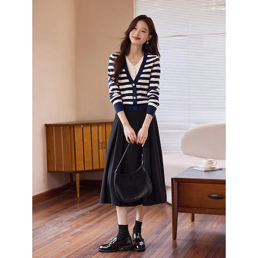 【五折购】熙世界条纹针织衫上衣女高级感撞色V领假两件毛衣2025秋冬新款 商品图3