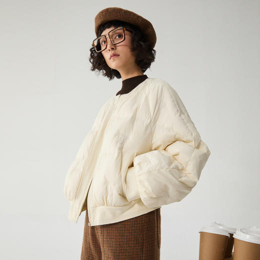 谜底白色羽绒服女2024冬新品休闲百搭简约圆领短款鸭绒244MY1535 商品图1