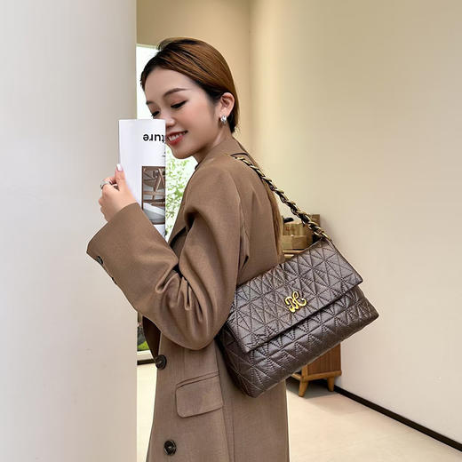 经典鲨2024年冬季新款时尚菱格大容量单肩斜挎包KGB53-D5952031 商品图5