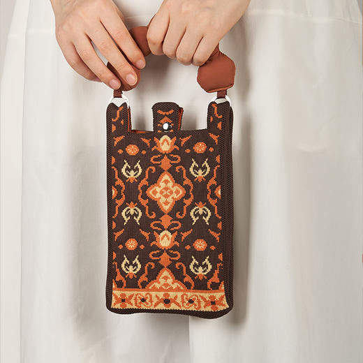 敦煌系列 藻井纹样针织手提包 纹样针织提手手机包 商品图1