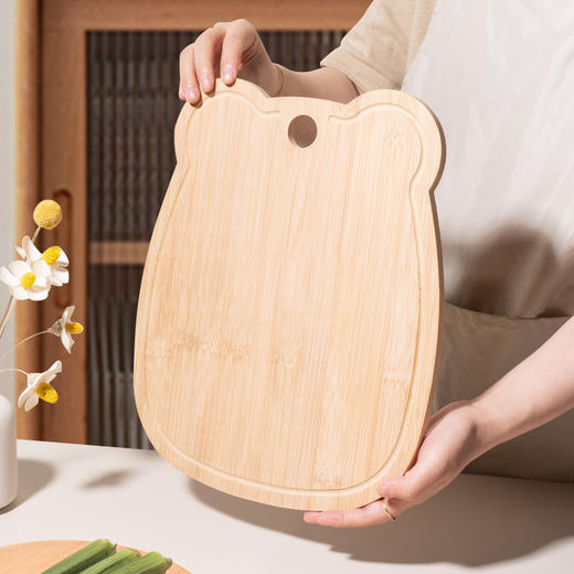【小熊木质砧板，家厨必备】厨房新手必备客满多砧板，小熊造型，防溢凹槽，竹木加厚材质，让你从此告别菜板滑动。轻便易携，实木切菜板，切水果的好帮手，家用必备之良品！ 商品图1