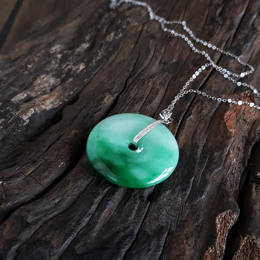 【天然正品】A货翡翠AU750精品 白金镶天然糯种飘绿平安扣翡翠（吉祥、如意）吊坠项链37.2*29.7*5.3MM（皆取最大值）中性款现售价：6880！211124XY03 商品图4