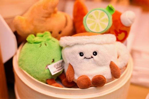 海岛萌主海南老爸茶文创把海岛的浪漫打包带走软fufu的手感和治愈系配色，哪个女生能拒绝这份限定可爱呢，原创老爸茶“绒化"毛绒玩具红diedie 翅金金 斑宝宝 商品图11