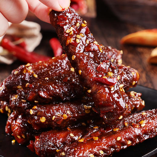 【美味零食 |馋小乖鸭翅中+鸭翅尖香辣味100g*4包装】两种食材各2包，开袋即食 翅中香辣饱满皮薄肉多，翅尖肉质紧实，辣味重建议成人食用，不吃辣者慎拍！食品类下单后不支持退款！ 商品图0