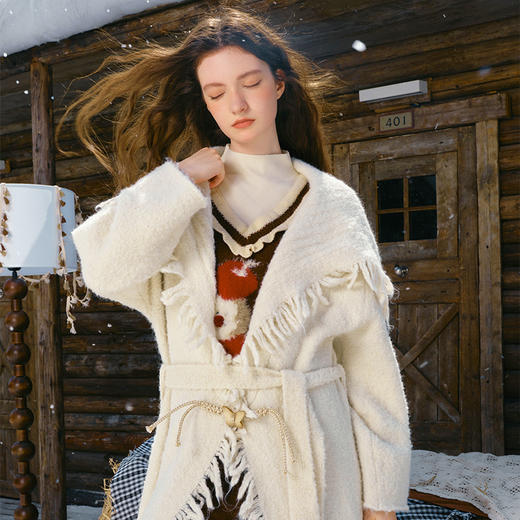 两三事绒冬秘话2024冬新款慵懒风流苏边蝴蝶牛角扣毛衣外套女中长 商品图2