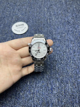 升级版 经典欧米茄OMEGA海马300米系列“熊猫海马”潜水男士腕表
机芯：搭载进口原装西铁城