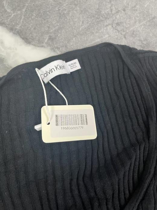 瑕疵Calvin Klein/CK 女士春秋款轻薄纯棉搭扣V领纯色开衫毛衣针织衫 商品图3