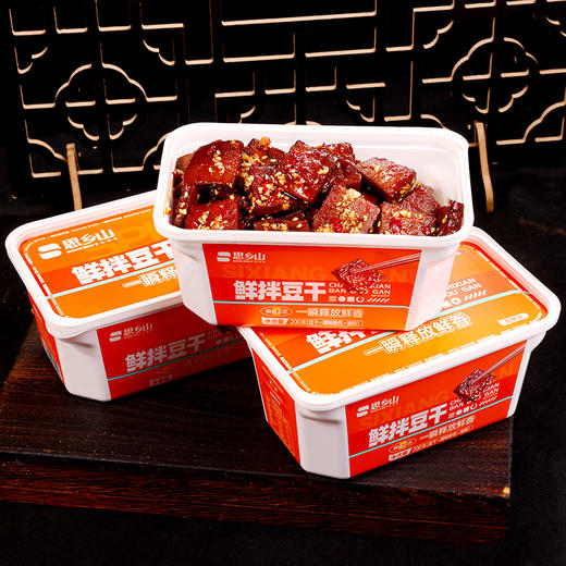 【美味零食 |思乡山鲜拌酱干香辣味 200g*3盒装 】鲜卤工艺现拌锁鲜，豆干慢卤入味豆香浓郁，加上秘制调料包，椒香辣爽过瘾，摇一摇30秒美味速成。食品类下单后不支持退款！ 商品图4