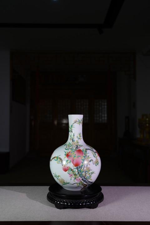 粉彩寿桃天球瓶 商品图0
