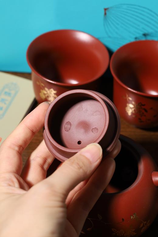 紫砂缠枝莲花一壶两杯套组， 细腻优质朱泥，鎏金缠枝莲贴花工艺【G】 商品图6