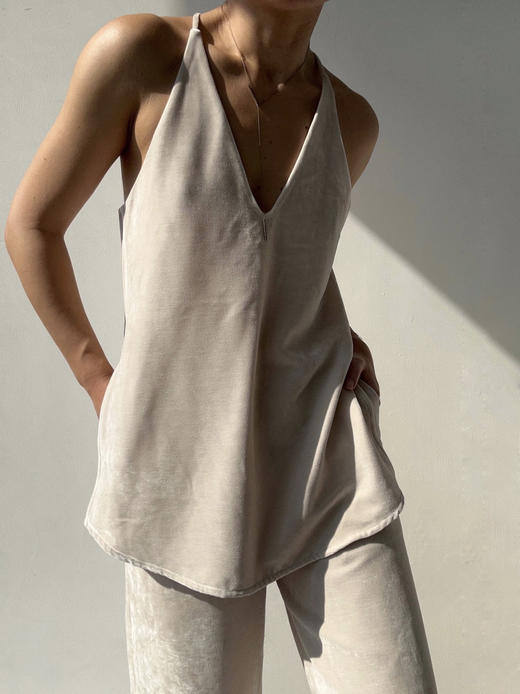 Semplicita｜Z06 V领吊带上衣双侧开叉 [ 奶油白 ] 商品图1