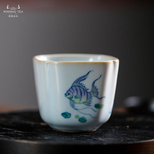 问鼎汝瓷鼎峰柴窑天青高四喜杯（鱼跃清波） 商品图1