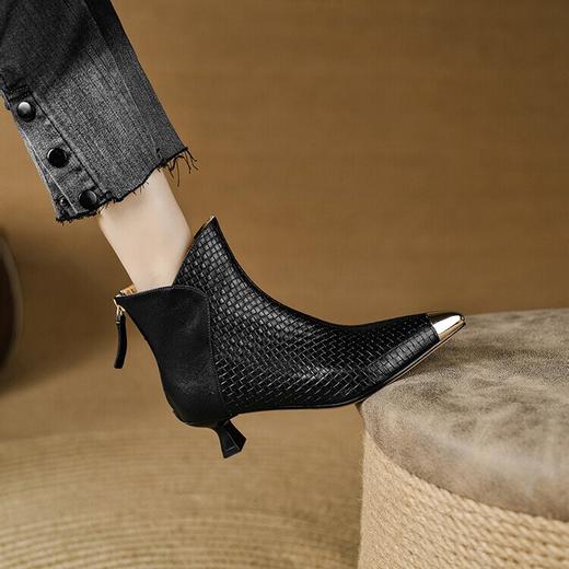 【预售5天】秋冬新款复古尖头粗跟时装靴编织羊皮金属铁头中跟小跟短靴女DB&M5997 商品图3