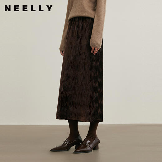 NEELLY纳俪商场同款冬季新款法式深色半身裙女压褶质感百搭针织裙N24105E01119 商品图0
