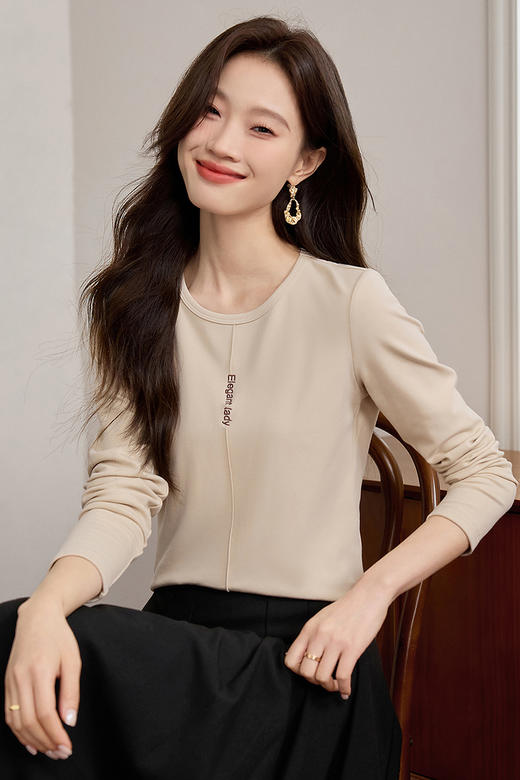 【五折购】熙世界弹力磨绒针织T恤打底衫女秋冬内搭休闲圆领上衣2025年新款 商品图5