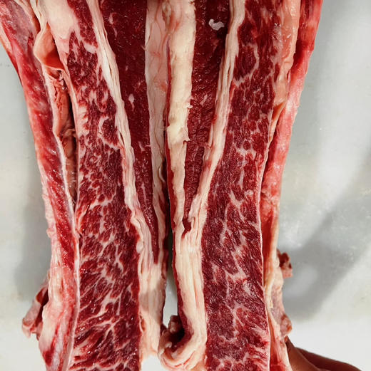 清真雪花牛肋条，比普通牛肋条更鲜嫩，（在口感上，雪花牛肋条肉质鲜嫩多汁，还带着嚼劲。在烹饪方面，它适合多种方式。可以用来烧烤，在炭火的烤制下，外部微焦，内部鲜嫩；也适合炖煮！2斤/份 商品图2